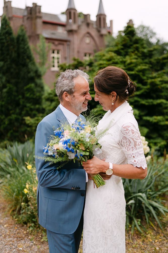Romantic couple portrait in front of Kasteel Aerwinkel on their wedding day.
