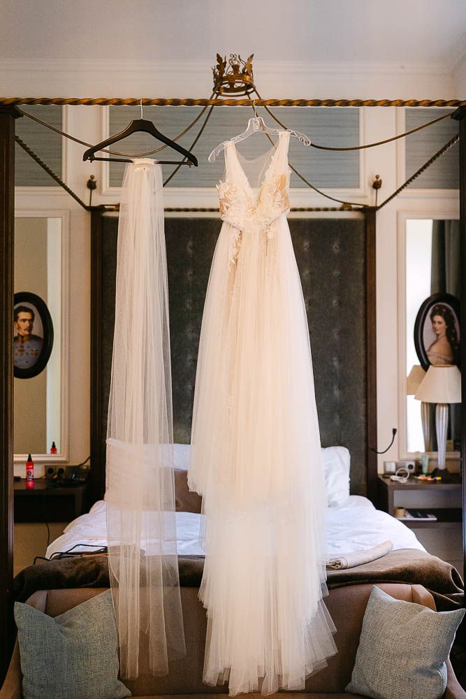 Brautkleid hängt in der Bridal Suite der Hochzeitslocation Kasteel Bloemendaal beim Getting Ready.