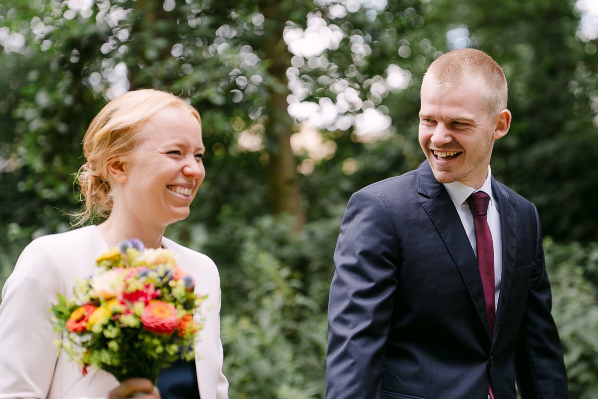 Brautpaar beim Fotoshooting im Haarbachtal vor der standesamtlichen Hochzeit in der Welschen Mühle in Aachen.