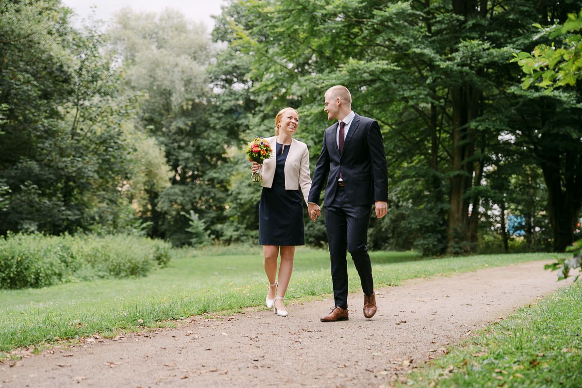 Brautpaar beim Fotoshooting im Haarbachtal vor der standesamtlichen Hochzeit in der Welschen Mühle in Aachen.