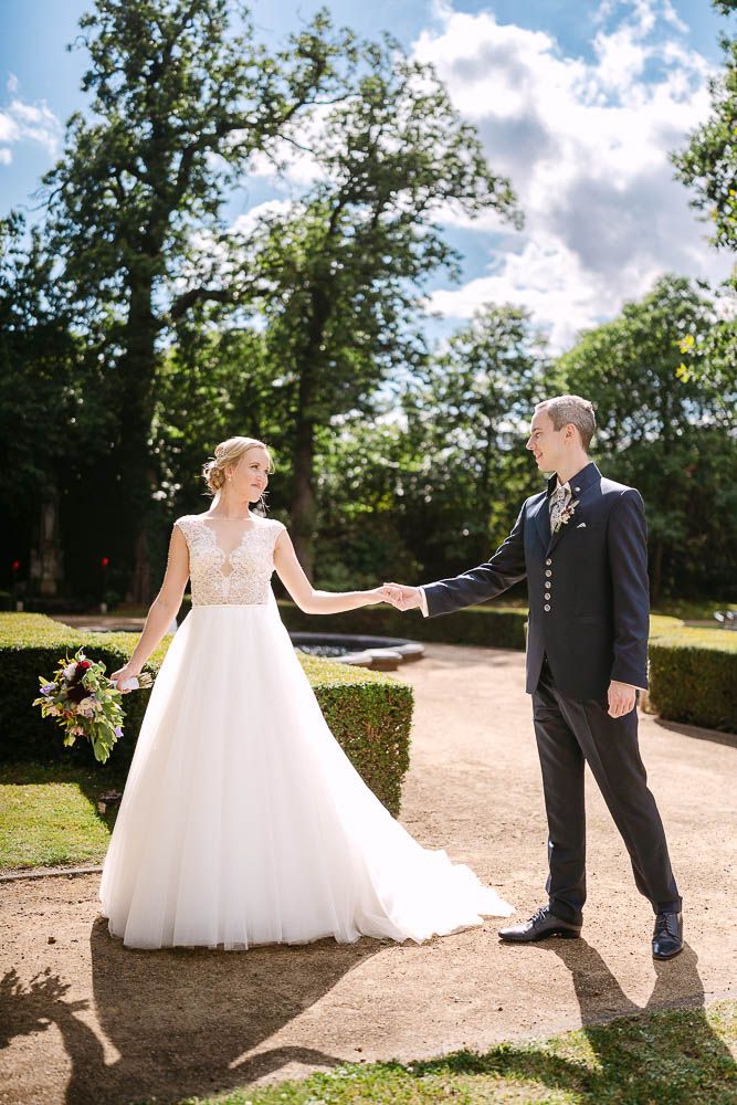 Brautpaar beim Editorial Style Fotoshooting im Garten des Kasteel Bloemendal in Vaals.
