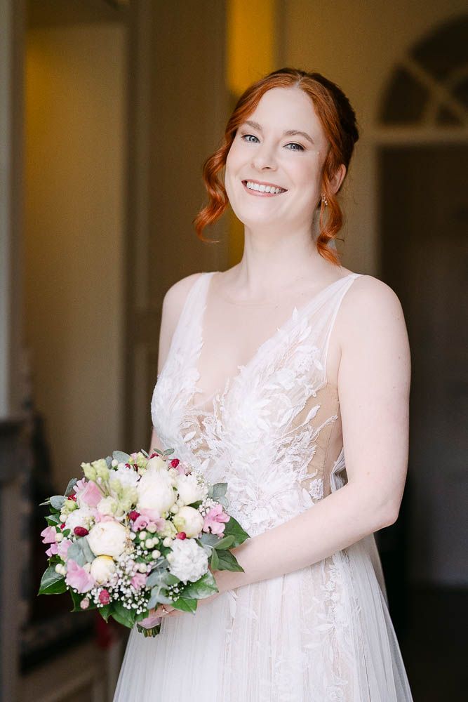 Portrait der Braut in der Bridal Suite der Hochzeitslocation Kasteel Bloemendaal beim Getting Ready.