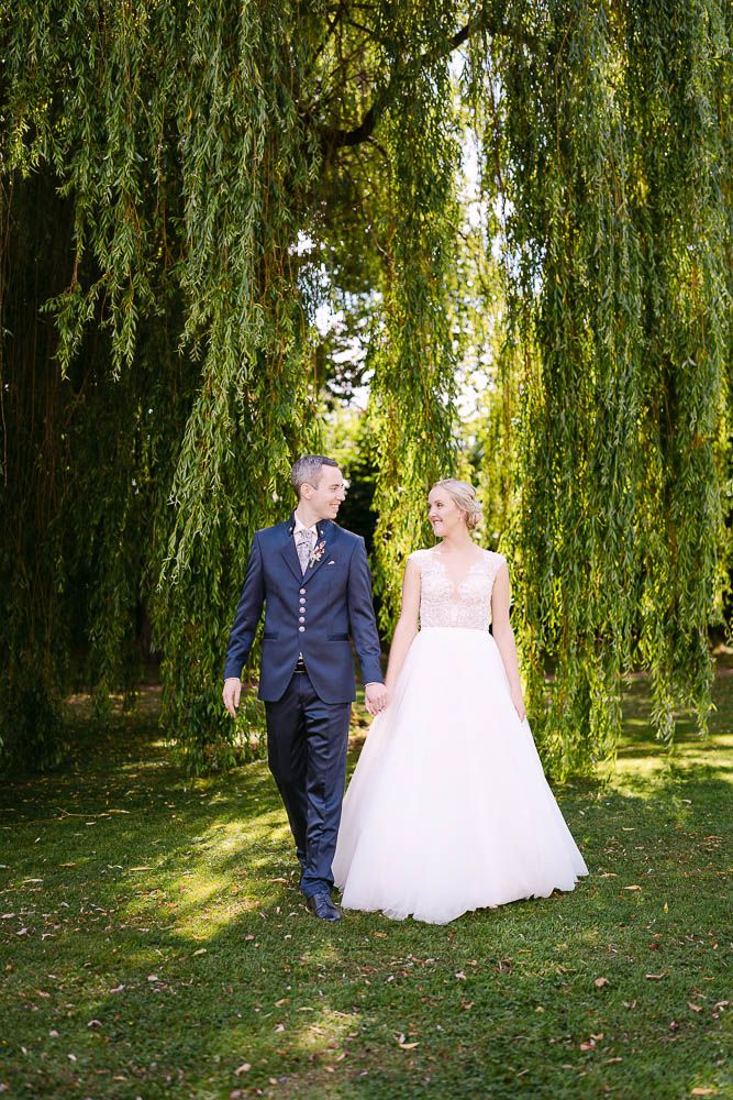 Brautpaar beim Editorial Style Fotoshooting im Garten des Kasteel Bloemendal in Vaals.