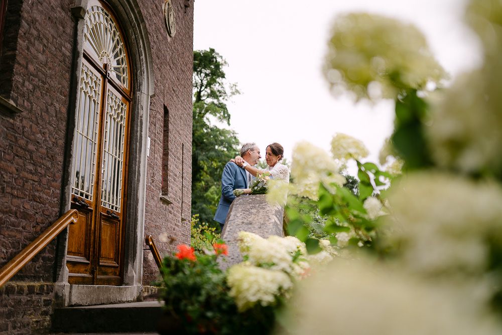 Bride and groom sharing a kiss in the gardens of Kasteel Aerwinkel.