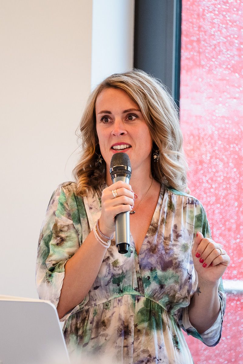 Traurednerin Helen von Glücksmarie auf einer freien Trauung in der FrühLounge in Köln im Portrait.