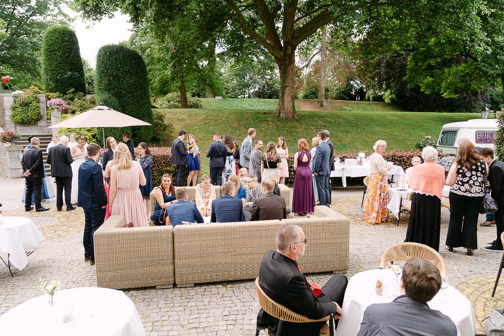Hochzeitsgäste beim Sektempfang auf der Terrasse des Kasteel Bloemendal in Vaals.