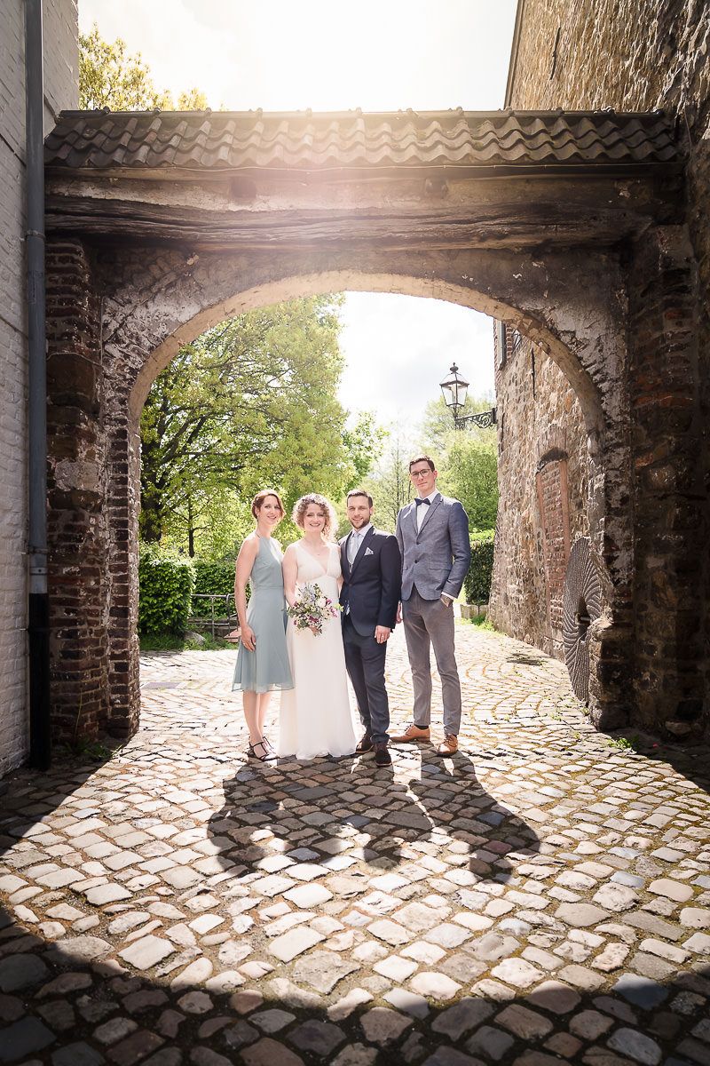 Brautpaar an der Welschen Mühle Aachen beim Fotoshooting. Fotografiert von Hochzeitsfotograf Christian Böcker aus Aachen.