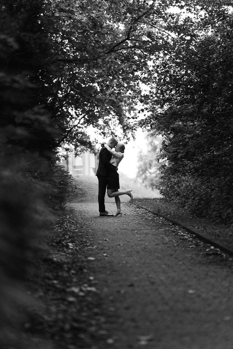 Brautpaar an der Welschen Mühle Aachen beim Fotoshooting. Fotografiert von Hochzeitsfotograf Christian Böcker aus Aachen.