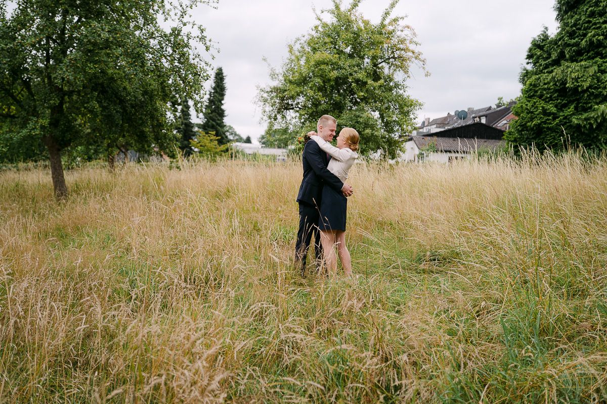 Brautpaar beim Fotoshooting an der Welschen Mühle in Aachen vor der standesamtlichen Hochzeit.