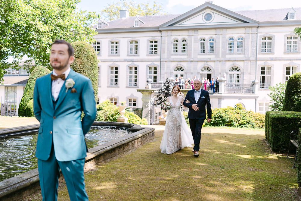 Bräutigam beim First Look, wartend auf die Braut im Garten des Kasteel Bloemendal in Vaals.