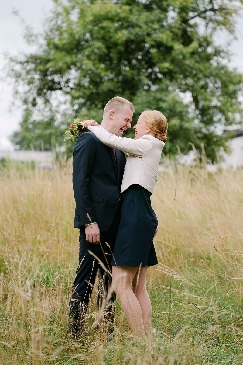 Brautpaar beim Fotoshooting an der Welschen Mühle in Aachen vor der standesamtlichen Hochzeit.