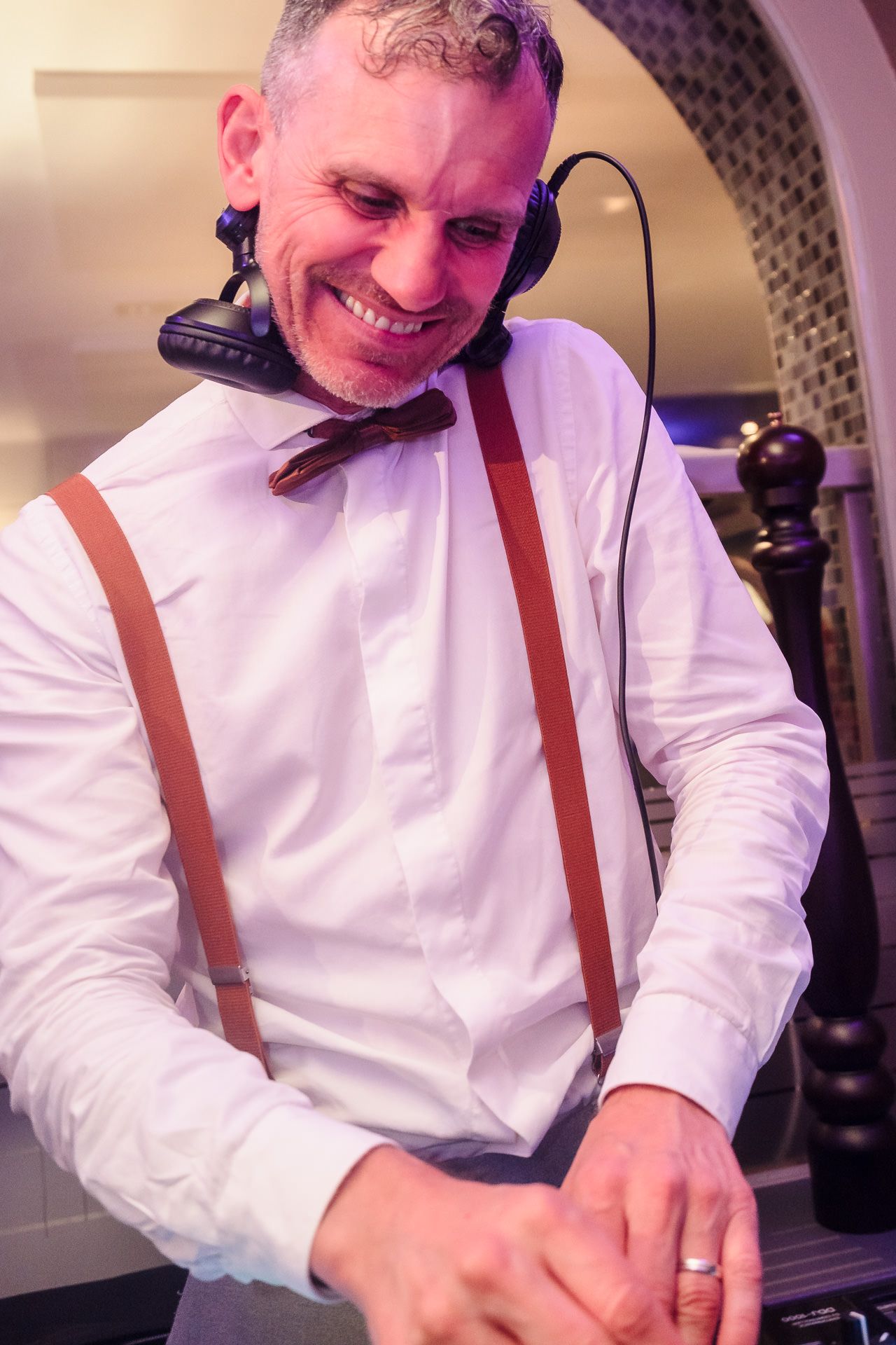 DJ Ralf Esser legt bei einer Hochzeit im Haus am See in Aachen auf.