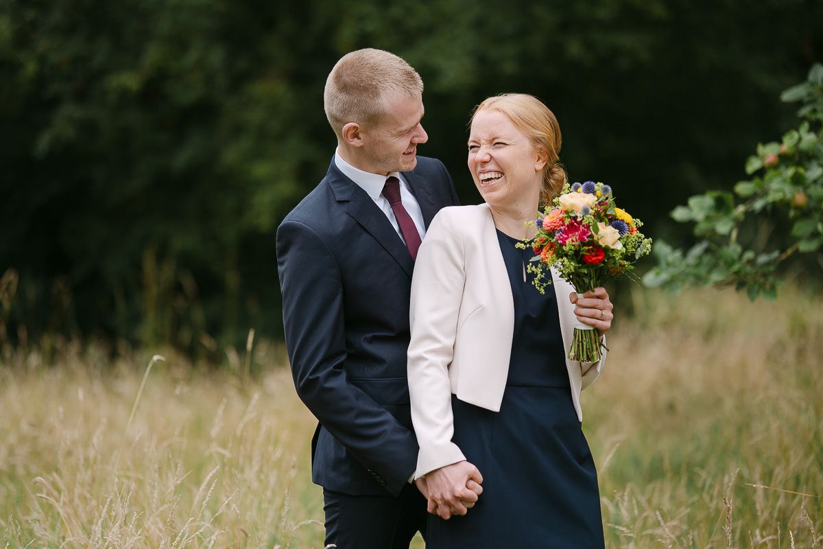 Brautpaar beim Fotoshooting an der Welschen Mühle in Aachen vor der standesamtlichen Hochzeit.