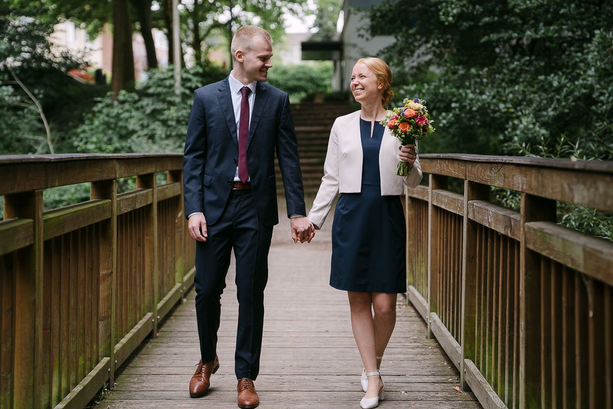 Brautpaar beim Fotoshooting im Haarbachtal vor der standesamtlichen Hochzeit in der Welschen Mühle in Aachen.