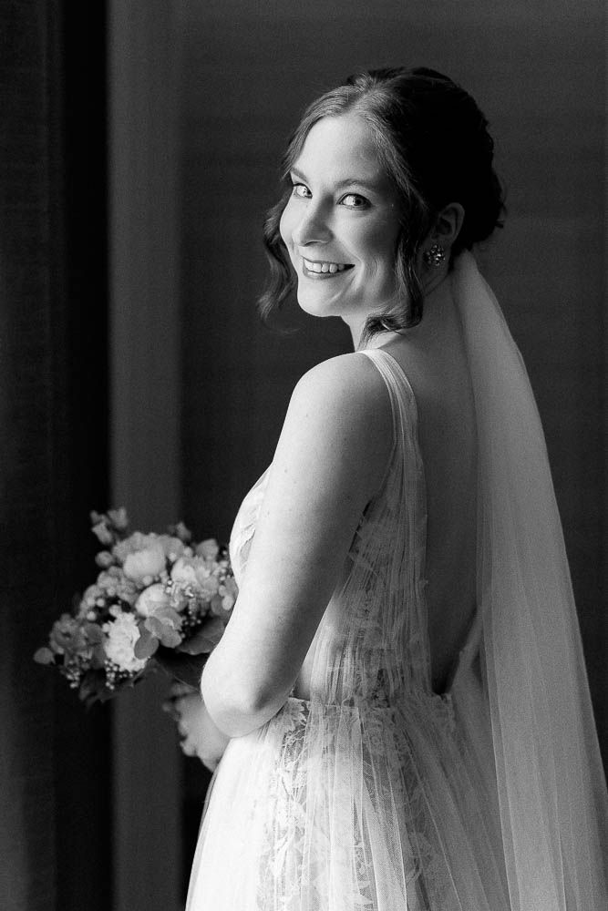 Portrait der Braut in der Bridal Suite der Hochzeitslocation Kasteel Bloemendaal beim Getting Ready.