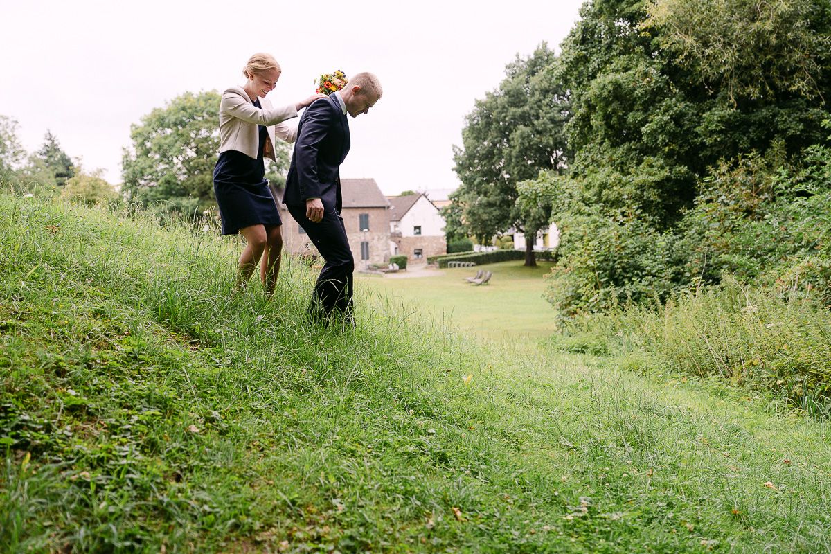 Brautpaar beim Fotoshooting an der Welschen Mühle in Aachen vor der standesamtlichen Hochzeit.
