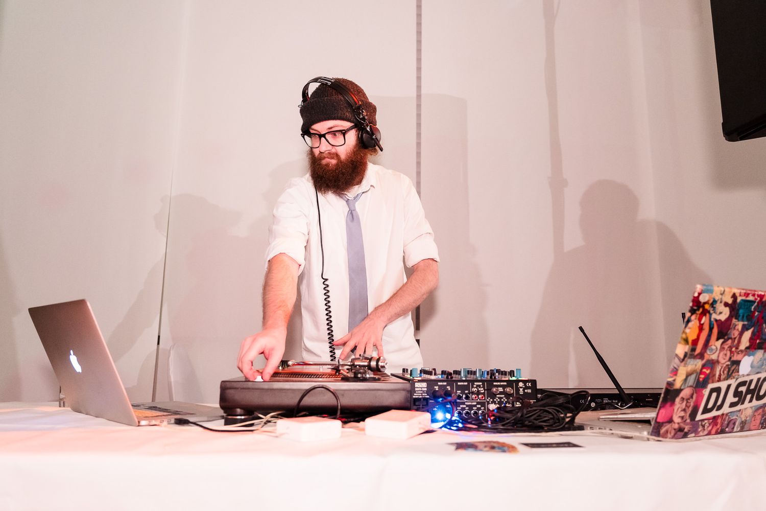 Hochzeits-DJ Dennis Külter beim Live-Mix in Aachen während einer Hochzeitsparty