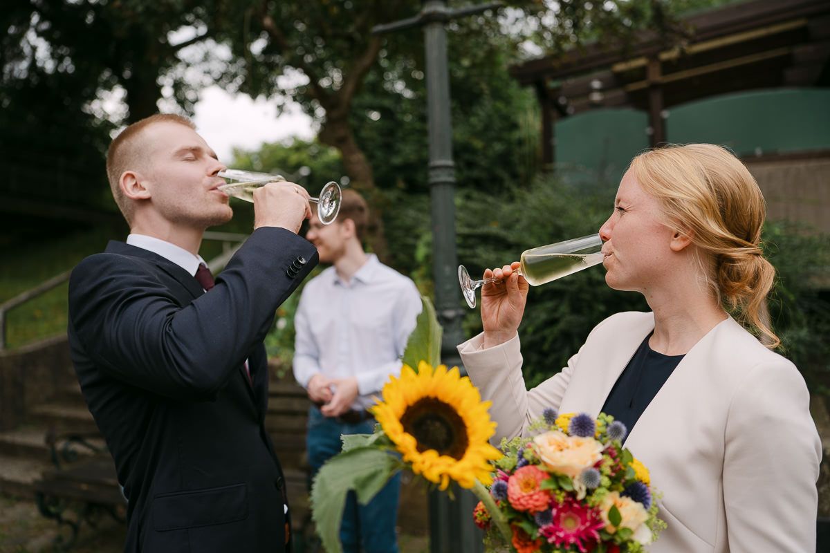 Sektempfang im Innenhof der Welschen Mühle in Aachen Haaren nach der standesamtliche Hochzeit.
