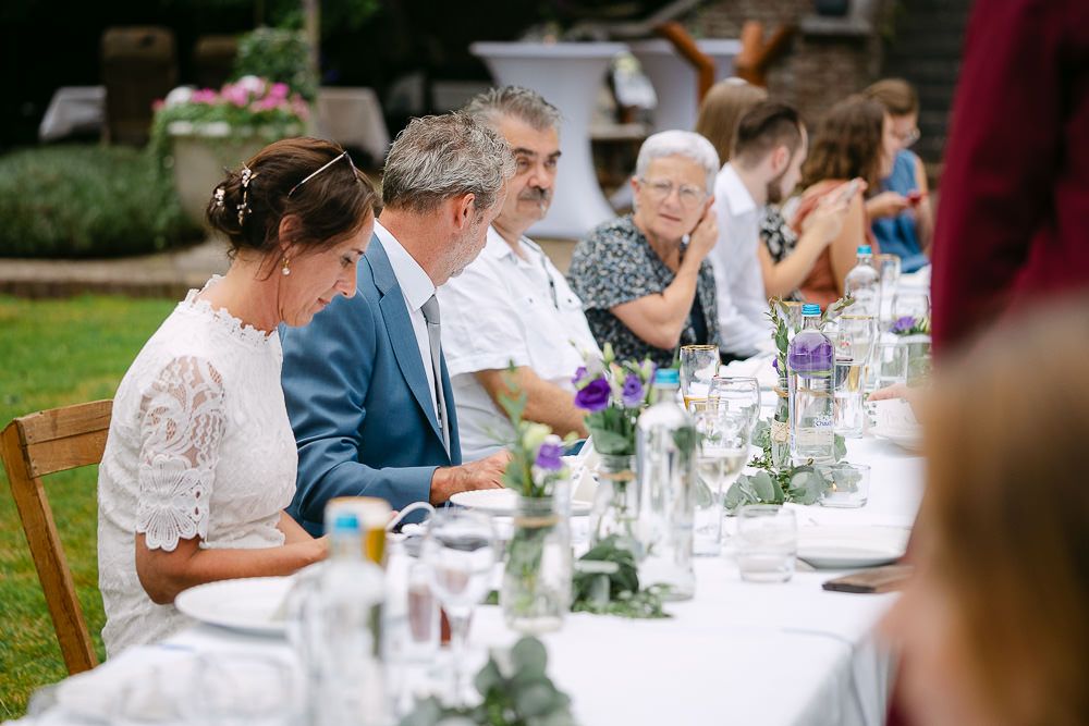Guests enjoying the outdoor wedding dinner at Kasteel Aerwinkel.
