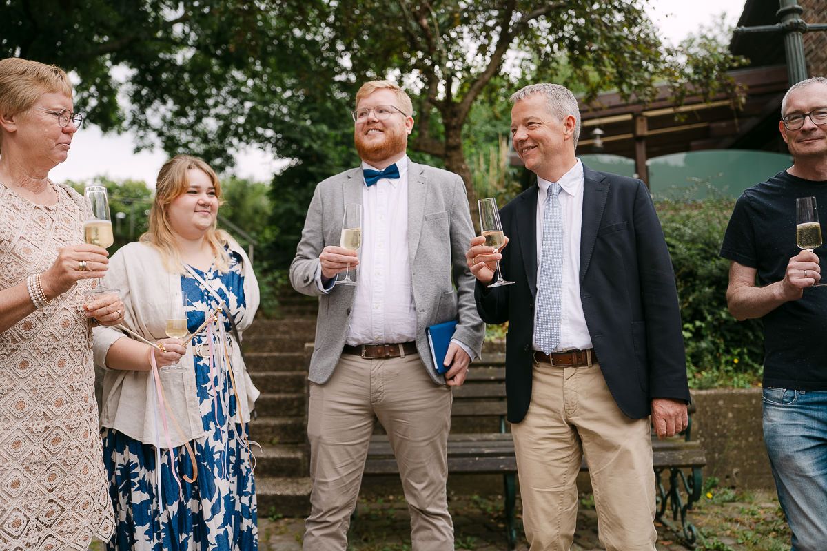 Sektempfang im Innenhof der Welschen Mühle in Aachen Haaren nach der standesamtliche Hochzeit.