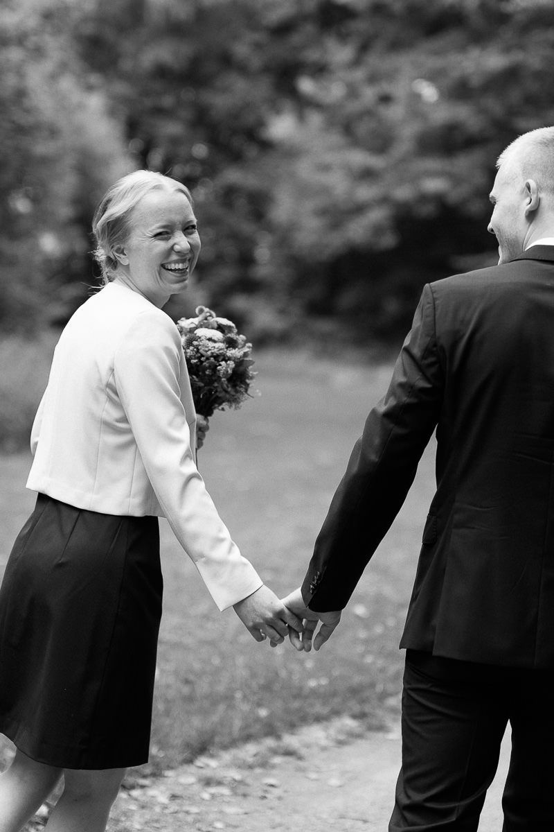 Brautpaar beim Fotoshooting im Haarbachtal vor der standesamtlichen Hochzeit in der Welschen Mühle in Aachen.