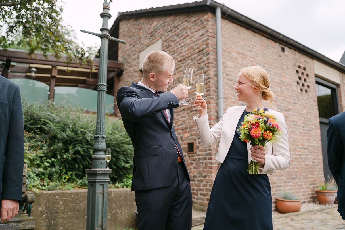Sektempfang im Innenhof der Welschen Mühle in Aachen Haaren nach der standesamtliche Hochzeit.