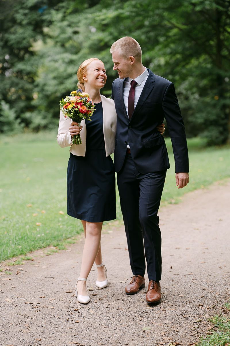 Brautpaar beim Fotoshooting im Haarbachtal vor der standesamtlichen Hochzeit in der Welschen Mühle in Aachen.