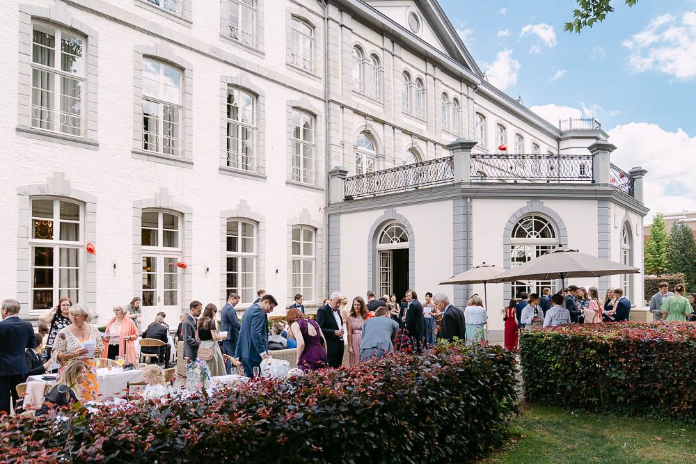 Hochzeitsgäste beim Sektempfang auf der Terrasse des Kasteel Bloemendal in Vaals.
