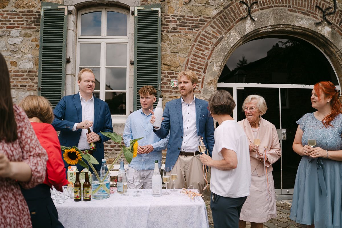Sektempfang im Innenhof der Welschen Mühle in Aachen Haaren nach der standesamtliche Hochzeit.