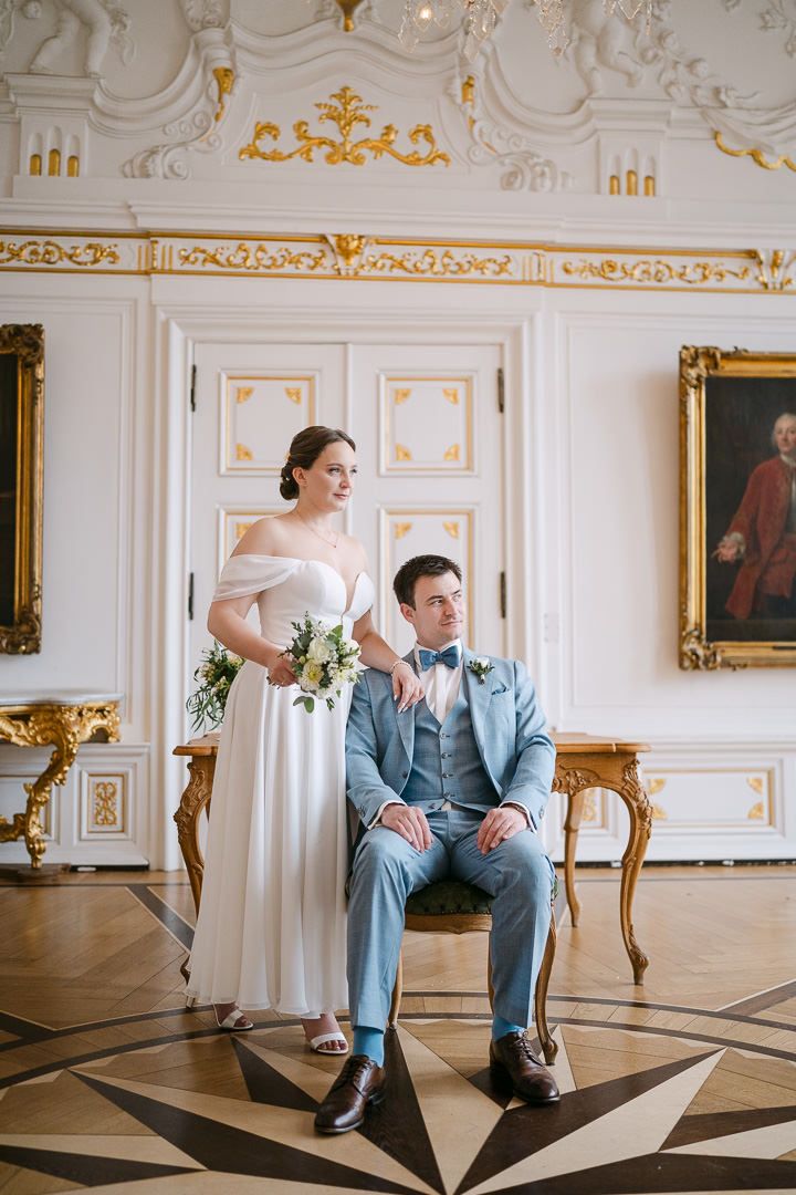 Brautpaar im weißen Saal in Aachen während eines Editorial-Fotoshootings einer Elopement-Hochzeit.