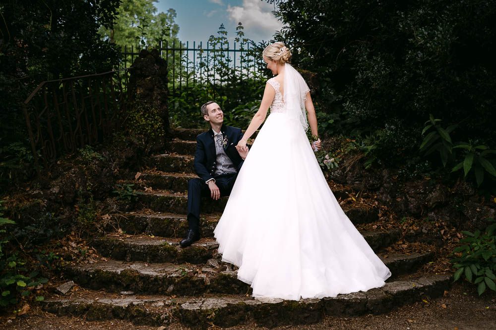 Brautpaar beim Editorial Style Fotoshooting im Garten des Kasteel Bloemendal in Vaals.