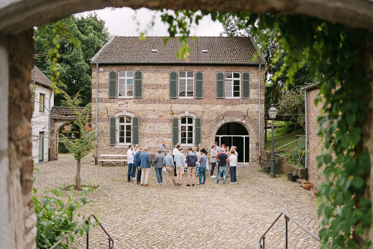 Sektempfang im Innenhof der Welschen Mühle in Aachen Haaren nach der standesamtliche Hochzeit.