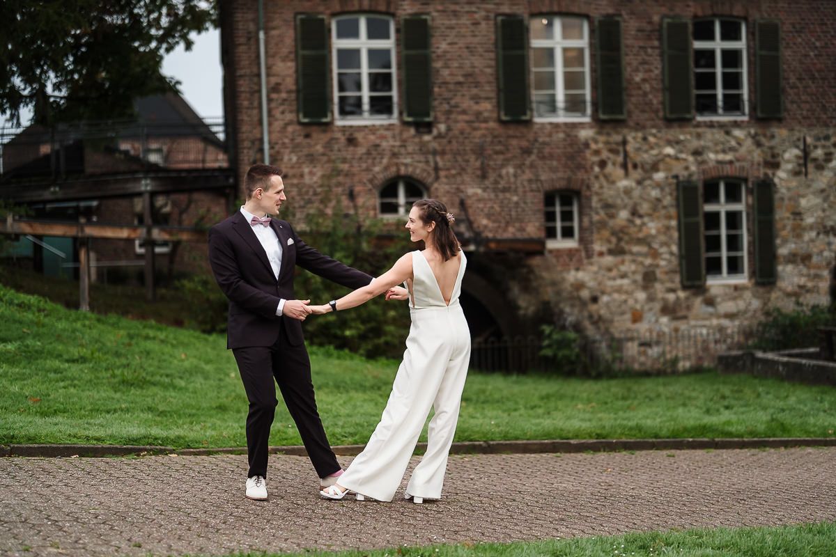Brautpaar an der Welschen Mühle Aachen beim Fotoshooting. Fotografiert von Hochzeitsfotograf Christian Böcker aus Aachen.