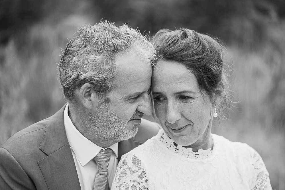 Black and white intimate portrait of the couple at Kasteel Aerwinkel.