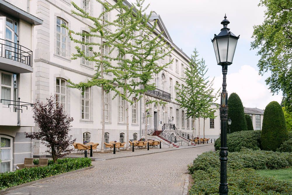 Vorderansicht der Hochzeitslocation Kasteel Bloemendal in Vaals bei Aachen.