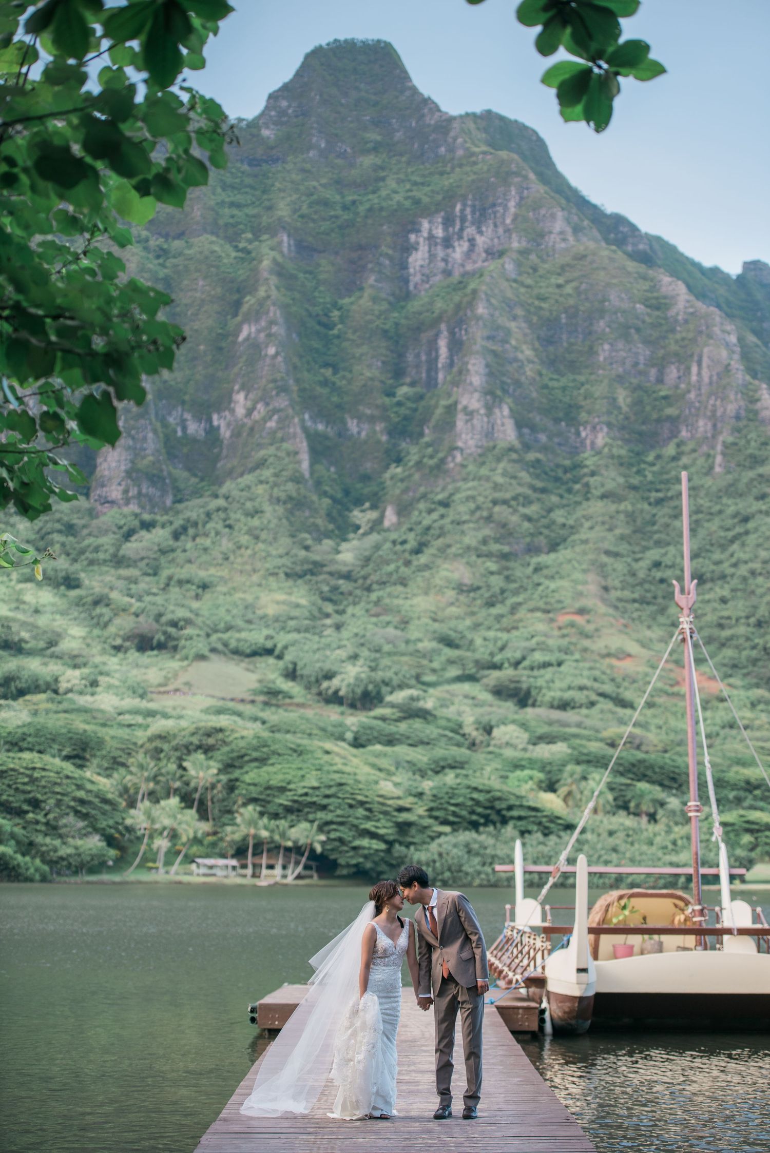 Newlywed couple surrounded by lush mountains during a Hawaii elopemen