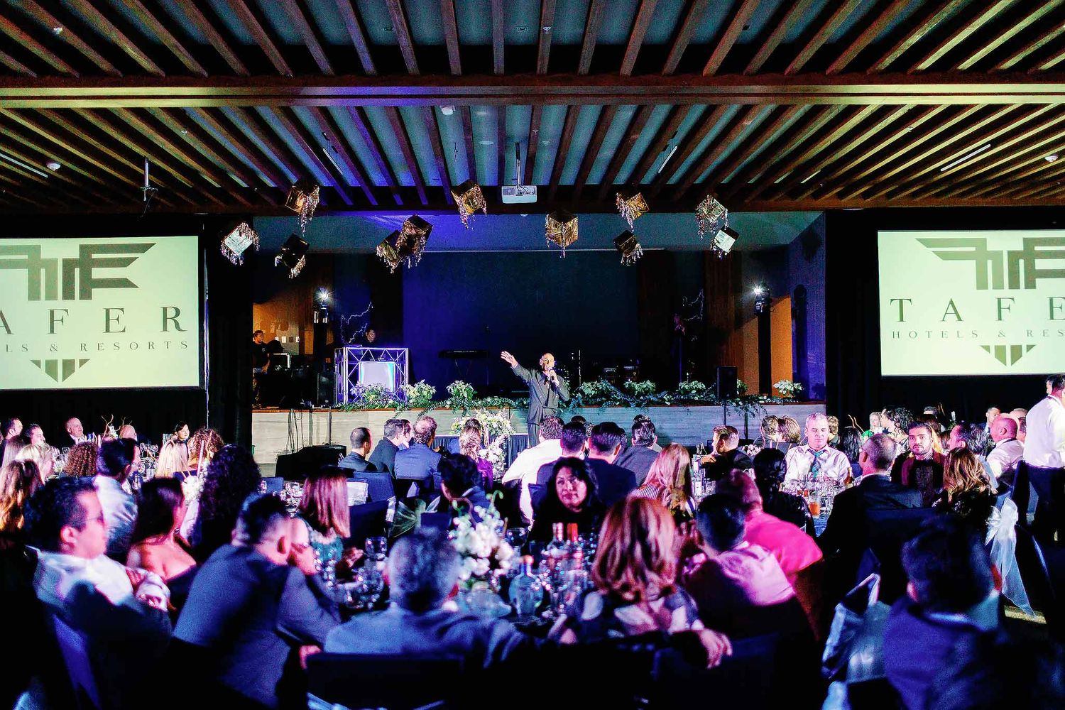 Corporate event photography Cancun with large audience attending gala dinner conference