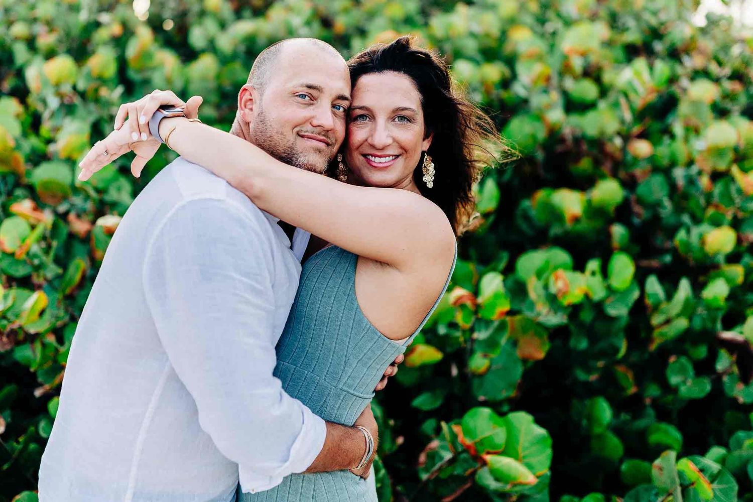 Relaxed family portrait surrounded by tropical greenery in Playa del Carmen