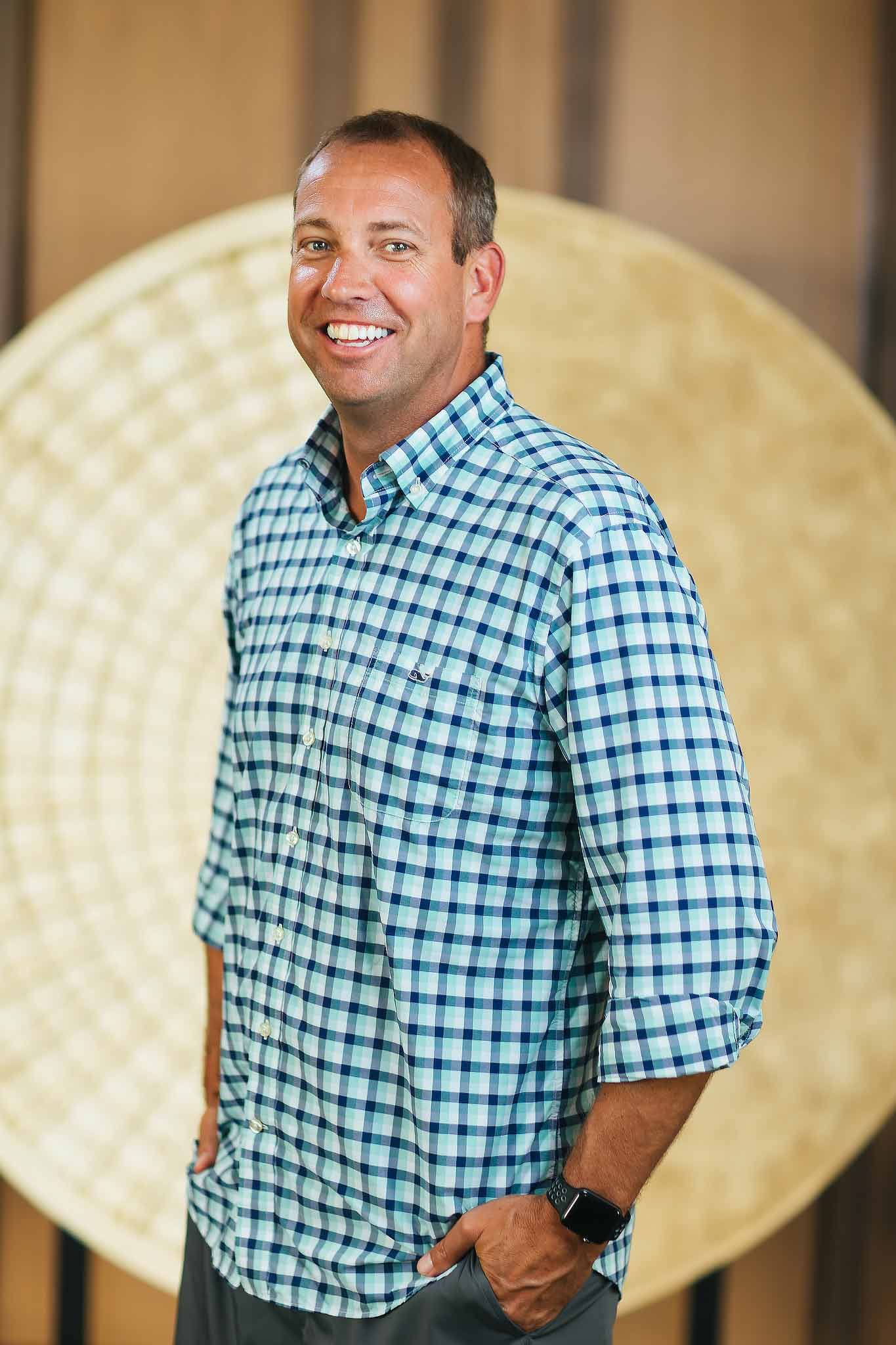 Corporate headshot photography Cancun featuring professional business portrait of man in relaxed setting