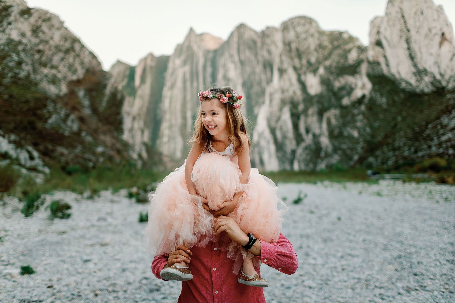 Girl laughing during a family photography session in Monterrey, Mexico by Luckie Photography.