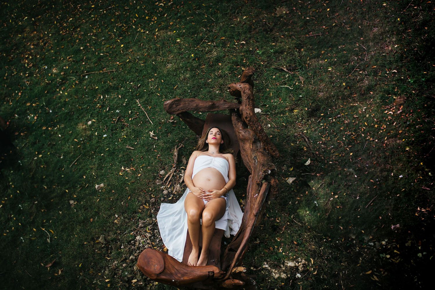 Maternity portrait session in Playa del Carmen, Mexico by Luckie Photography with natural outdoor scenery.