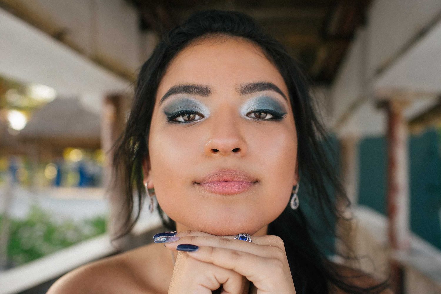 Quinceañera close-up portrait in Cozumel featuring elegant makeup, natural light, and a Caribbean island setting.