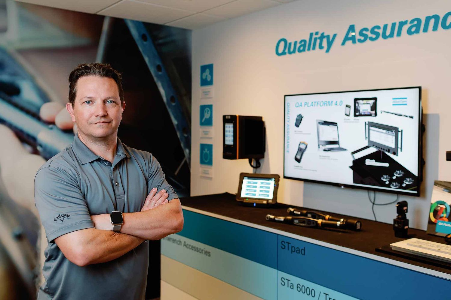 Corporate headshot photography Cancun featuring professional business portrait at trade show booth with technology display