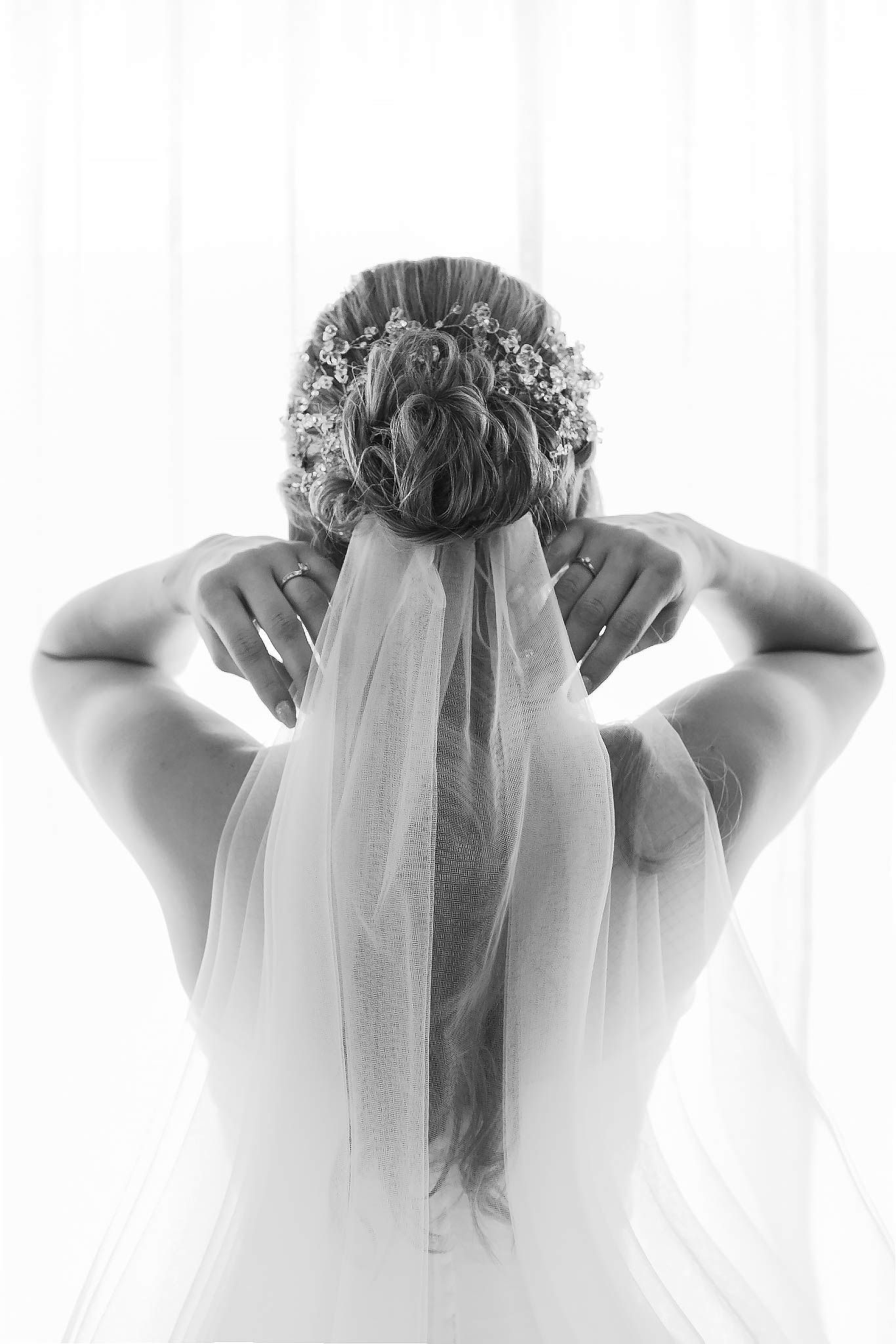 Elegant bride getting ready at Nizuc Resort & Spa. Fine art wedding photography services in Cancun, Mexico.