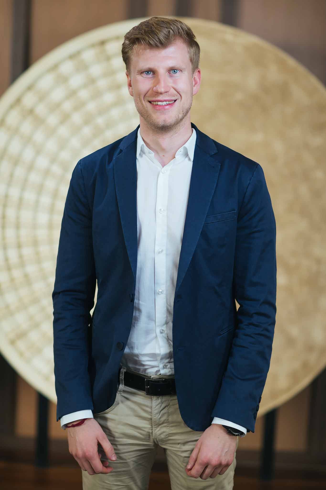 Corporate headshot photography Cancun featuring full body business portrait of man in blazer at professional indoor setting
