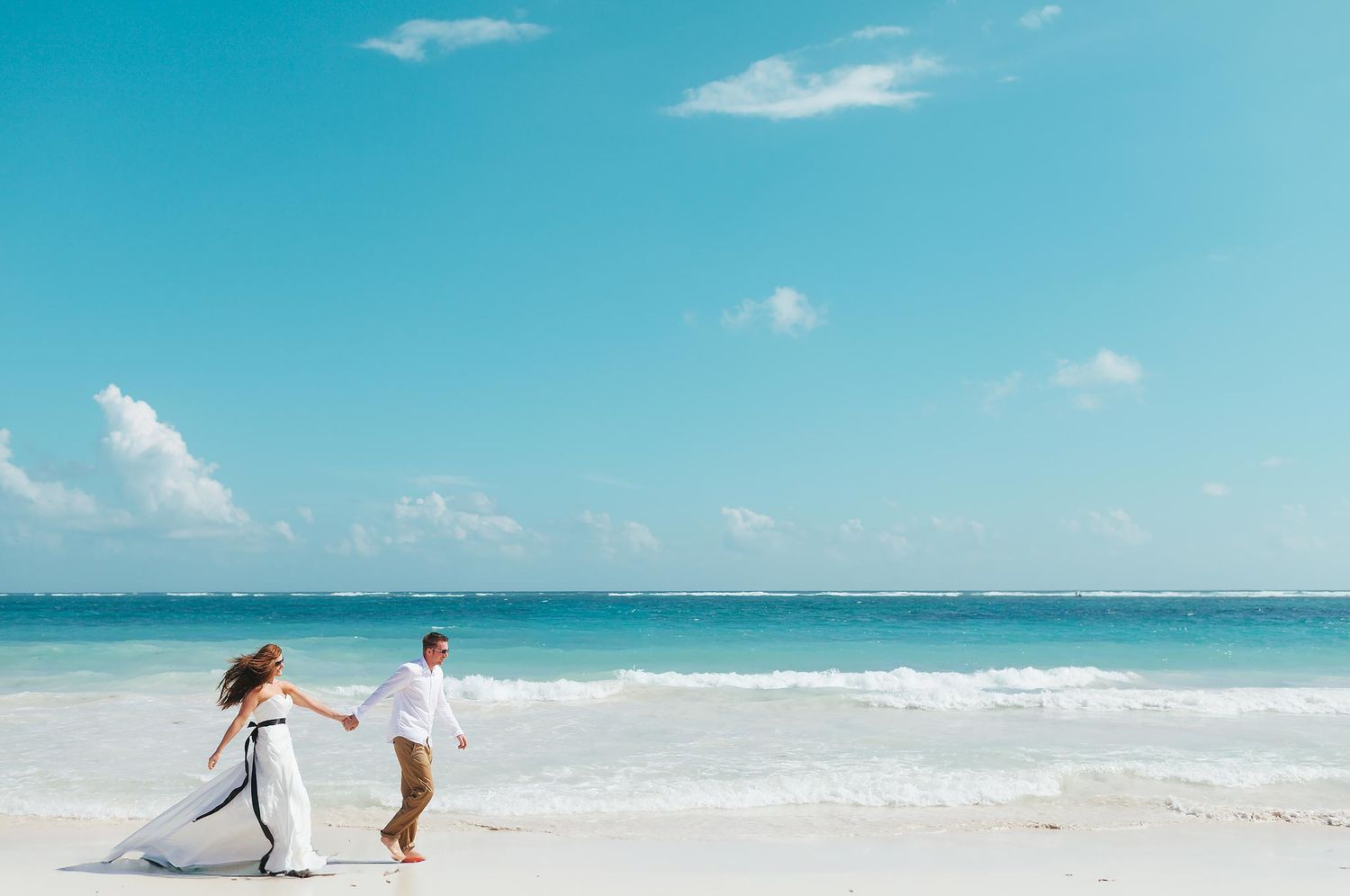 Romantic beach walk at Le Blanc Cancun, capturing a natural and intimate wedding moment by the Caribbean Sea