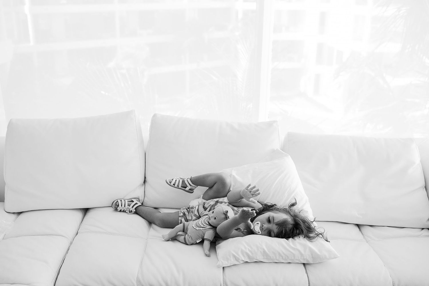 child-relaxing-wedding-morning-the-elements-playa-del-carmen
