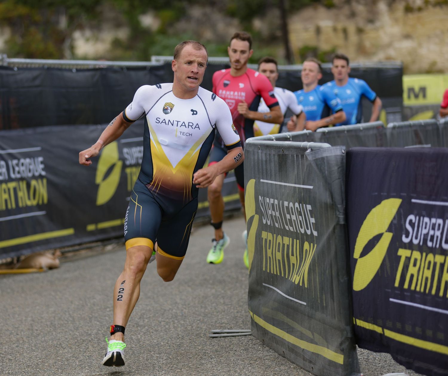 Kristian Blummenfelt triathlete in Santara kit sprinting at Malibu Super League Triathlon.