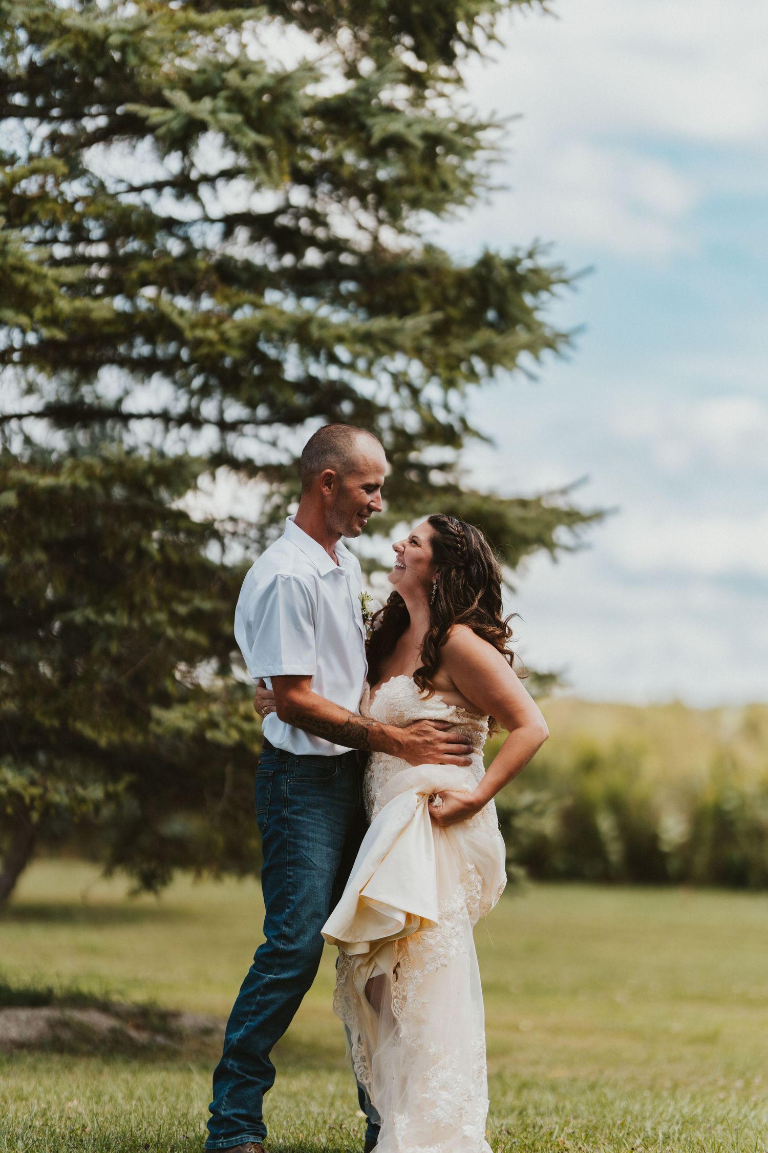 Sweet outdoor wedding moments in front of evergreen trees.