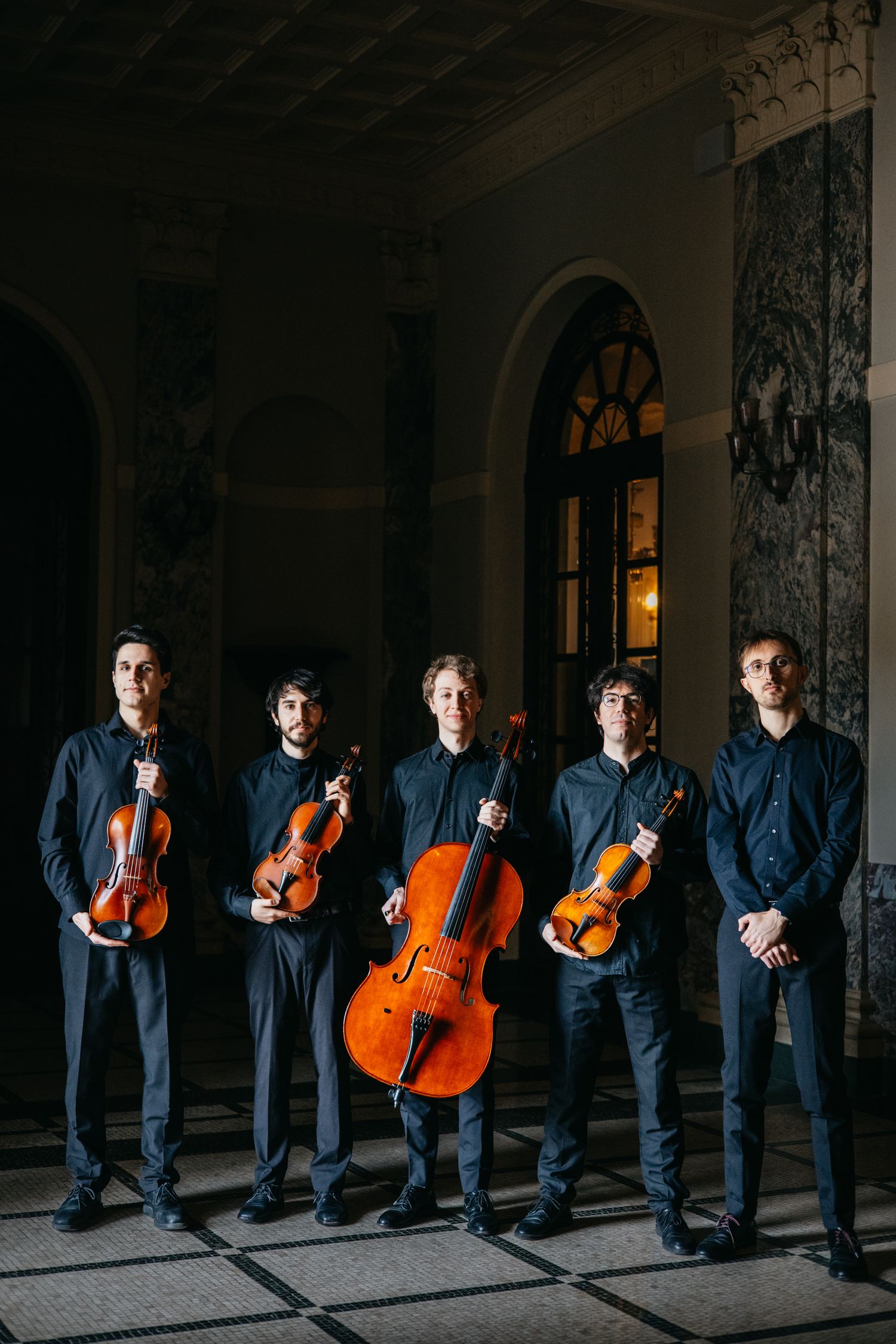 Ritratto su sfondo scuro del Quintetto Dedalo, fotografato da Marco Carino Fotografo per musicisti